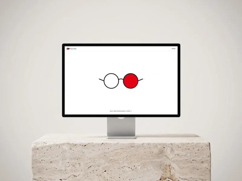 Site da Óticas Plaza num monitor, com a marca no centro da tela
