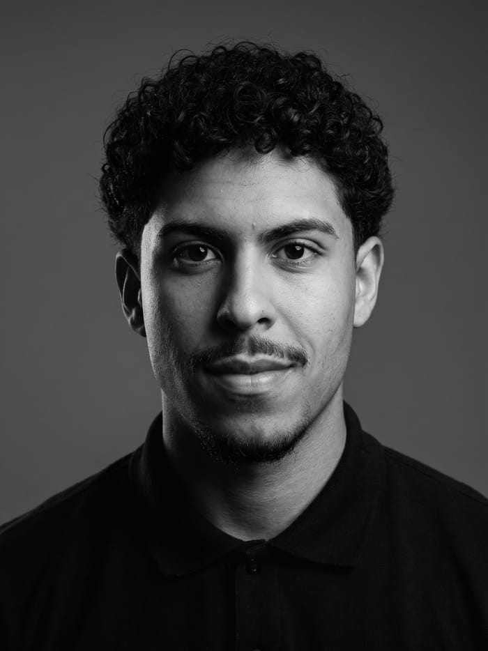 Nicolas, desenvolvedor, retrato em preto e branco